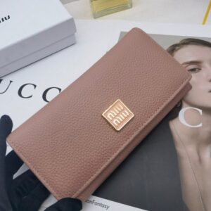 【AT3436】Miu Miuのクラシックでシンプルなピンクのロングウォレット。おしゃれでエレガント、多機能収納。