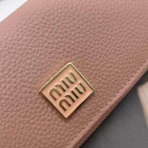 【AT3436】Miu Miuのクラシックでシンプルなピンクのロングウォレット。おしゃれでエレガント、多機能収納。