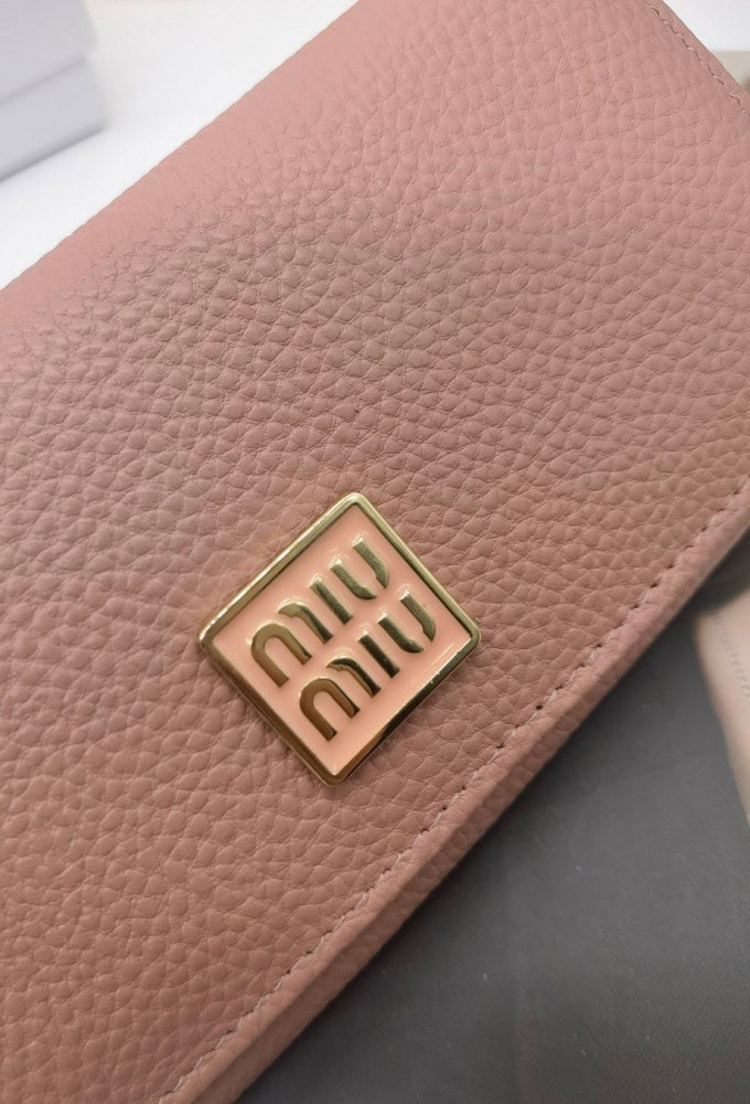 【AT3436】Miu Miuのクラシックでシンプルなピンクのロングウォレット。おしゃれでエレガント、多機能収納。