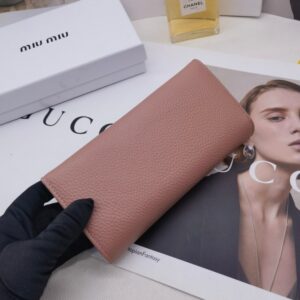 【AT3436】Miu Miuのクラシックでシンプルなピンクのロングウォレット。おしゃれでエレガント、多機能収納。