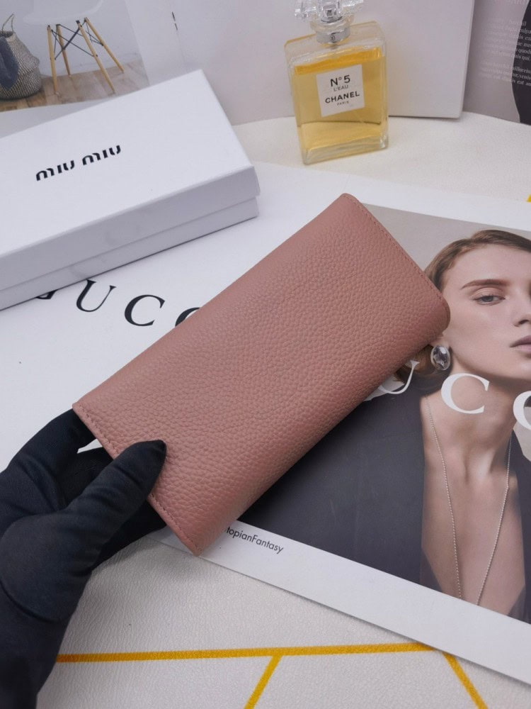【AT3436】Miu Miuのクラシックでシンプルなピンクのロングウォレット。おしゃれでエレガント、多機能収納。