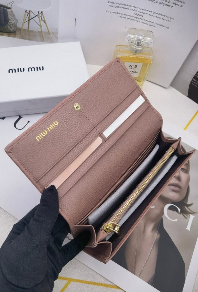 【AT3436】Miu Miuのクラシックでシンプルなピンクのロングウォレット。おしゃれでエレガント、多機能収納。