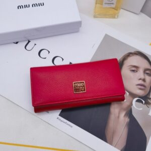 【AT3437】Miu Miu クラシックな赤い長財布。高級感があり、ファッションに合わせやすい。