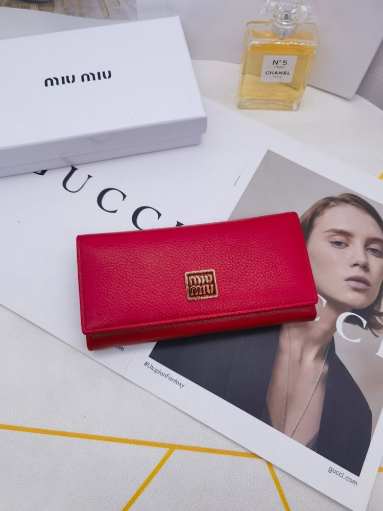 【AT3437】Miu Miu クラシックな赤い長財布。高級感があり、ファッションに合わせやすい。