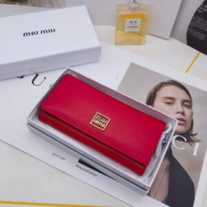 【AT3437】Miu Miu クラシックな赤い長財布。高級感があり、ファッションに合わせやすい。