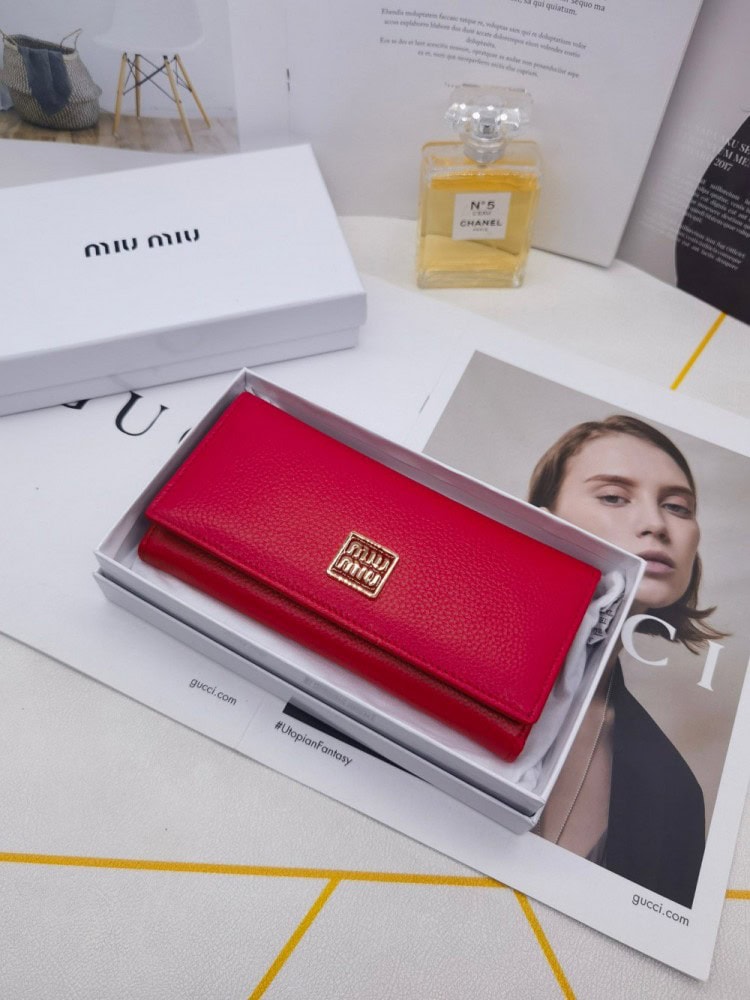 【AT3437】Miu Miu クラシックな赤い長財布。高級感があり、ファッションに合わせやすい。