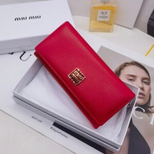 【AT3437】Miu Miu クラシックな赤い長財布。高級感があり、ファッションに合わせやすい。
