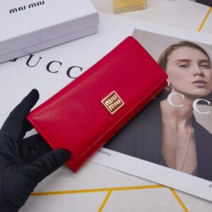 【AT3437】Miu Miu クラシックな赤い長財布。高級感があり、ファッションに合わせやすい。