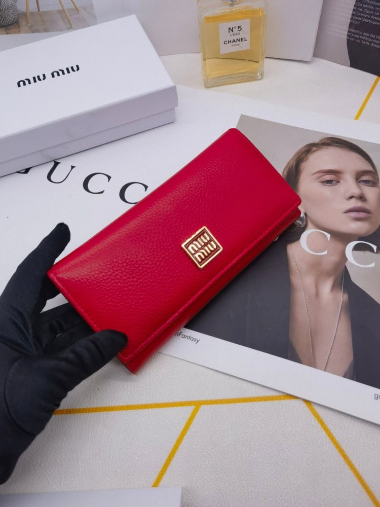 【AT3437】Miu Miu クラシックな赤い長財布。高級感があり、ファッションに合わせやすい。
