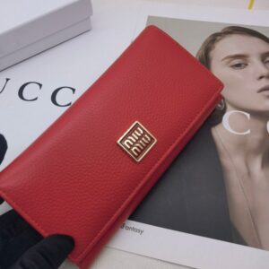 【AT3437】Miu Miu クラシックな赤い長財布。高級感があり、ファッションに合わせやすい。