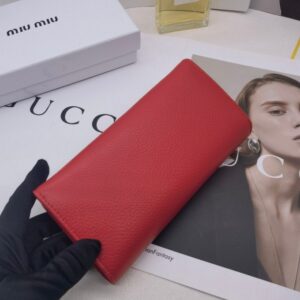 【AT3437】Miu Miu クラシックな赤い長財布。高級感があり、ファッションに合わせやすい。
