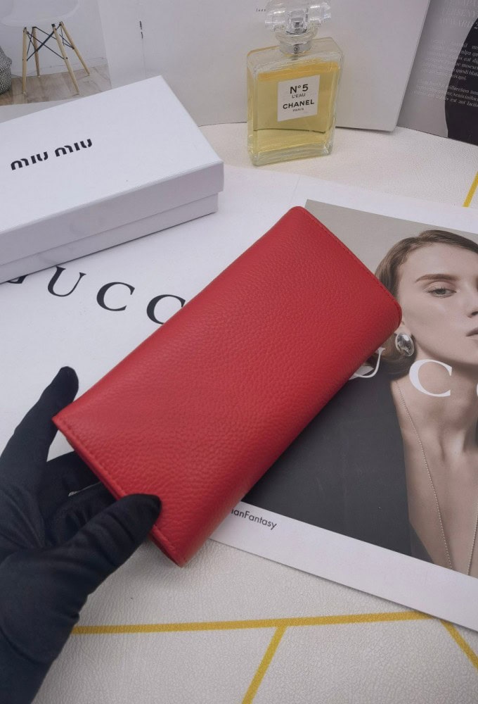 【AT3437】Miu Miu クラシックな赤い長財布。高級感があり、ファッションに合わせやすい。