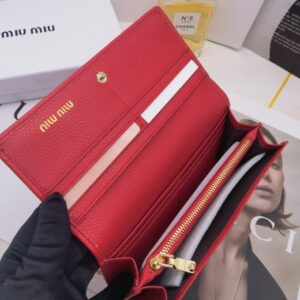 【AT3437】Miu Miu クラシックな赤い長財布。高級感があり、ファッションに合わせやすい。