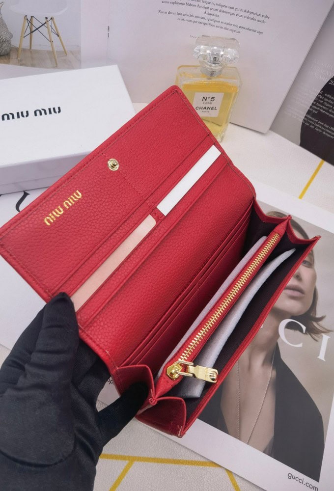【AT3437】Miu Miu クラシックな赤い長財布。高級感があり、ファッションに合わせやすい。