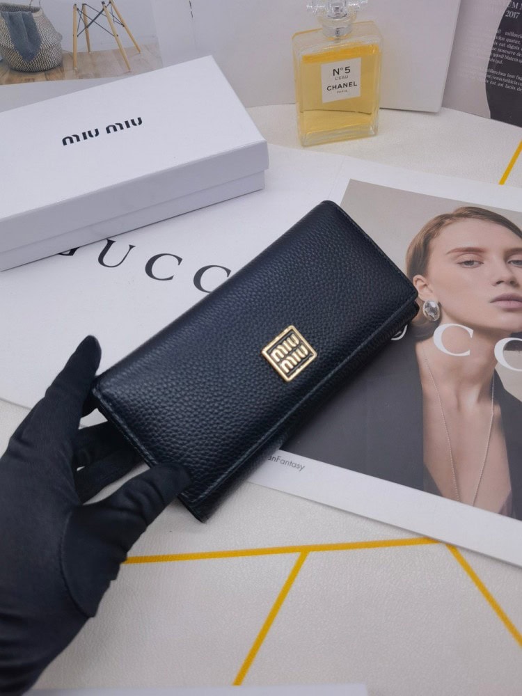 【AT3438】MIU MIU クラシックな黒色の長財布｜シンプルで贅沢な 皮素材の触感 クラシックな万能性