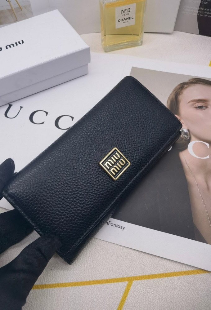 【AT3438】MIU MIU クラシックな黒色の長財布｜シンプルで贅沢な 皮素材の触感 クラシックな万能性