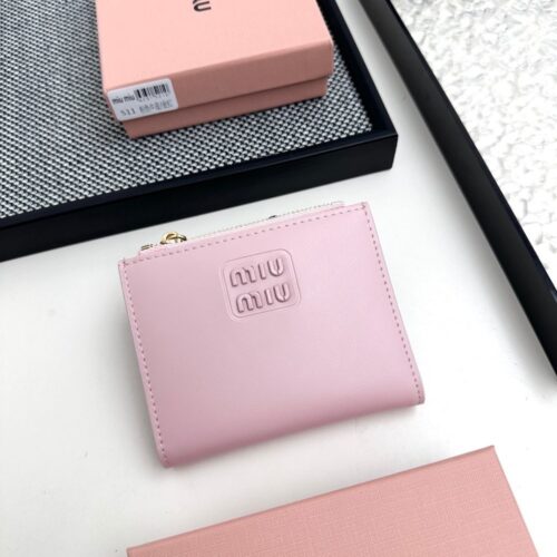 【AT3439】MIU MIU 甘いピンク色の折りたたみショートウォレット｜シンプルで万能 落ち着いて精巧 おしゃれ必須