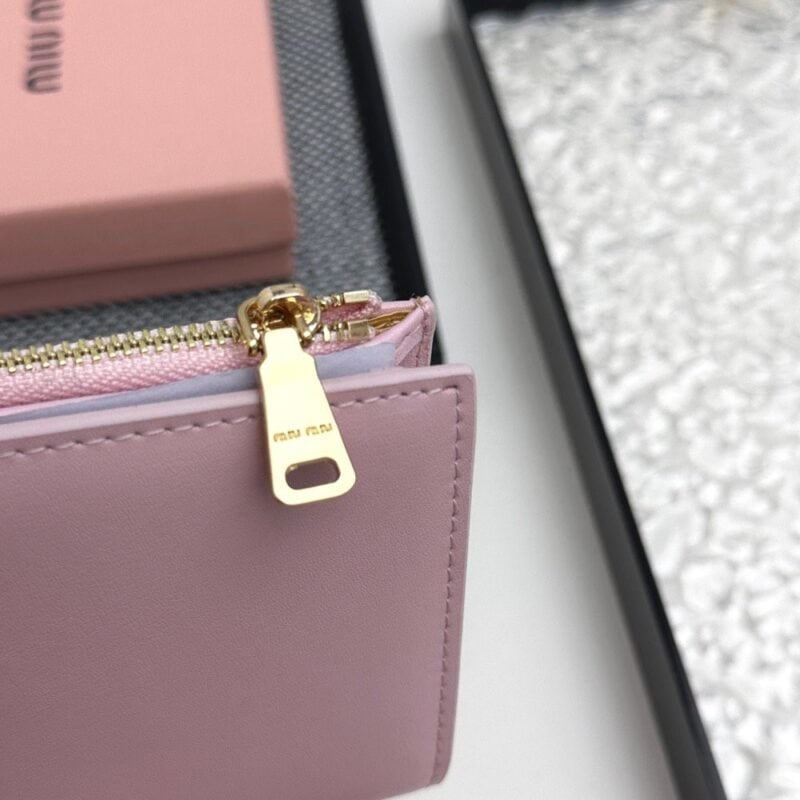 【AT3439】MIU MIU 甘いピンク色の折りたたみショートウォレット｜シンプルで万能 落ち着いて精巧 おしゃれ必須