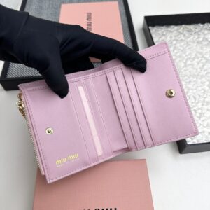 【AT3439】MIU MIU 甘いピンク色の折りたたみショートウォレット｜シンプルで万能 落ち着いて精巧 おしゃれ必須