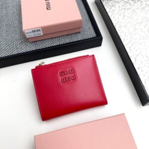【AT3440】MIU MIUのクラシックな赤い短い財布｜情熱的なエレガンス、ラグジュアリーなファッション、実用的で合わせやすい。