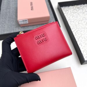 【AT3440】MIU MIUのクラシックな赤い短い財布｜情熱的なエレガンス、ラグジュアリーなファッション、実用的で合わせやすい。