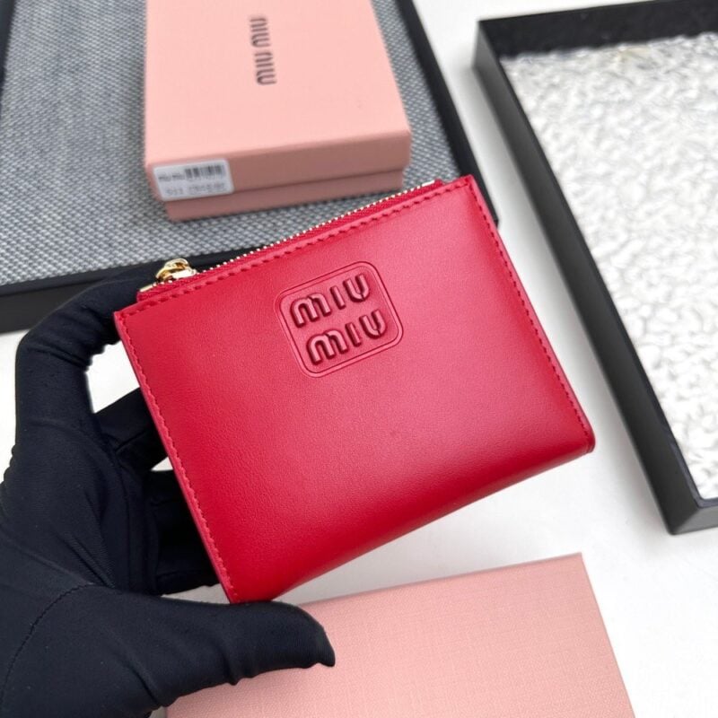 【AT3440】MIU MIUのクラシックな赤い短い財布｜情熱的なエレガンス、ラグジュアリーなファッション、実用的で合わせやすい。