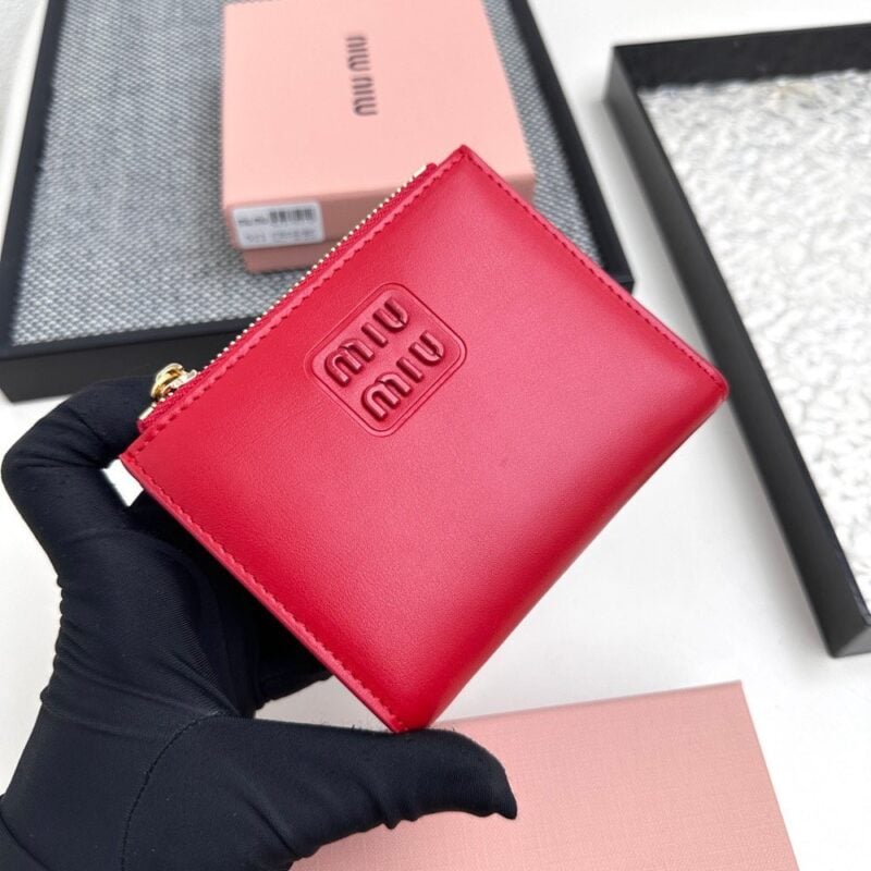 【AT3440】MIU MIUのクラシックな赤い短い財布｜情熱的なエレガンス、ラグジュアリーなファッション、実用的で合わせやすい。