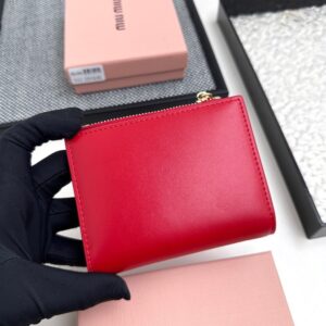 【AT3440】MIU MIUのクラシックな赤い短い財布｜情熱的なエレガンス、ラグジュアリーなファッション、実用的で合わせやすい。