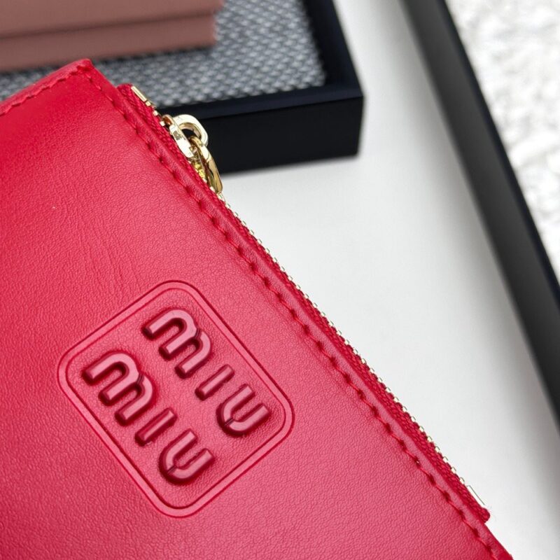【AT3440】MIU MIUのクラシックな赤い短い財布｜情熱的なエレガンス、ラグジュアリーなファッション、実用的で合わせやすい。