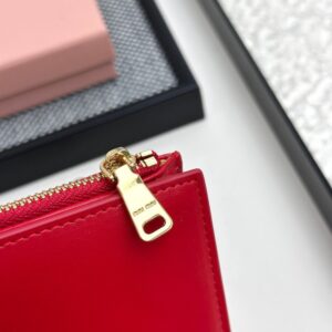 【AT3440】MIU MIUのクラシックな赤い短い財布｜情熱的なエレガンス、ラグジュアリーなファッション、実用的で合わせやすい。