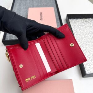 【AT3440】MIU MIUのクラシックな赤い短い財布｜情熱的なエレガンス、ラグジュアリーなファッション、実用的で合わせやすい。