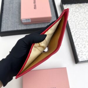 【AT3440】MIU MIUのクラシックな赤い短い財布｜情熱的なエレガンス、ラグジュアリーなファッション、実用的で合わせやすい。