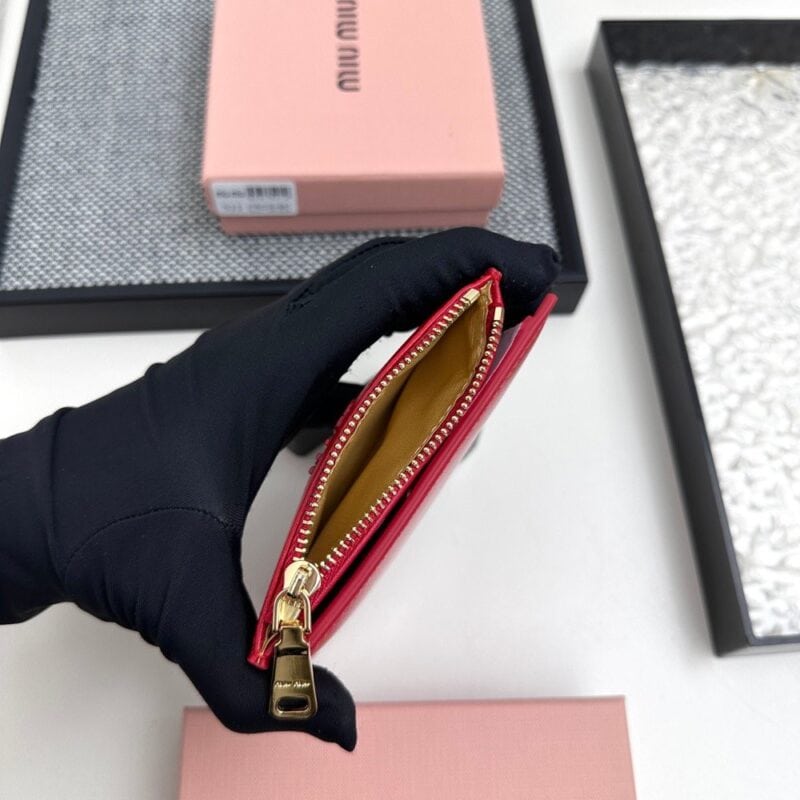 【AT3440】MIU MIUのクラシックな赤い短い財布｜情熱的なエレガンス、ラグジュアリーなファッション、実用的で合わせやすい。