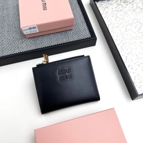【AT3441】MIU MIU クラシックなブラックショートウォレット｜シンプルで万能な 軽い贅沢なファッション 小さくて実用的