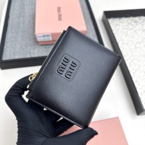【AT3441】MIU MIU クラシックなブラックショートウォレット｜シンプルで万能な 軽い贅沢なファッション 小さくて実用的
