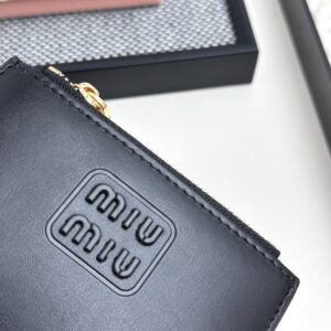 【AT3441】MIU MIU クラシックなブラックショートウォレット｜シンプルで万能な 軽い贅沢なファッション 小さくて実用的