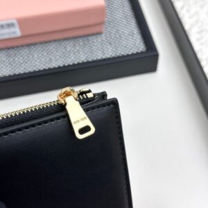 【AT3441】MIU MIU クラシックなブラックショートウォレット｜シンプルで万能な 軽い贅沢なファッション 小さくて実用的