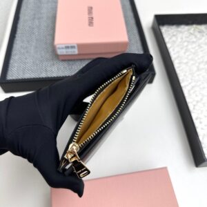 【AT3441】MIU MIU クラシックなブラックショートウォレット｜シンプルで万能な 軽い贅沢なファッション 小さくて実用的