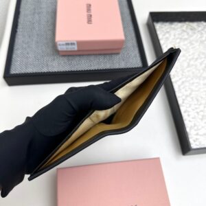 【AT3441】MIU MIU クラシックなブラックショートウォレット｜シンプルで万能な 軽い贅沢なファッション 小さくて実用的