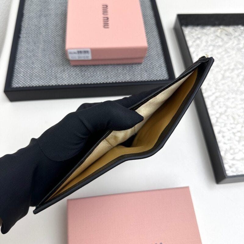 【AT3441】MIU MIU クラシックなブラックショートウォレット｜シンプルで万能な 軽い贅沢なファッション 小さくて実用的