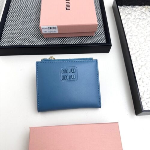 【AT3442】MIU MIU ハイエンドなブルーの短財布｜ファッション感覚抜群の軽量でエレガントな小さめデザイン　