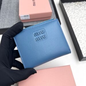 【AT3442】MIU MIU ハイエンドなブルーの短財布｜ファッション感覚抜群の軽量でエレガントな小さめデザイン　