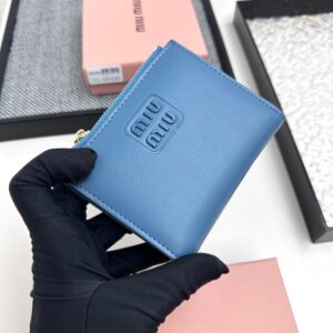【AT3442】MIU MIU ハイエンドなブルーの短財布｜ファッション感覚抜群の軽量でエレガントな小さめデザイン　