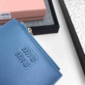 【AT3442】MIU MIU ハイエンドなブルーの短財布｜ファッション感覚抜群の軽量でエレガントな小さめデザイン　