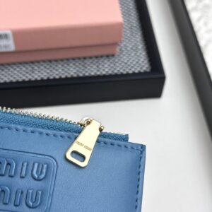 【AT3442】MIU MIU ハイエンドなブルーの短財布｜ファッション感覚抜群の軽量でエレガントな小さめデザイン　