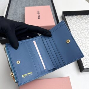 【AT3442】MIU MIU ハイエンドなブルーの短財布｜ファッション感覚抜群の軽量でエレガントな小さめデザイン　