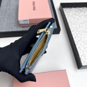 【AT3442】MIU MIU ハイエンドなブルーの短財布｜ファッション感覚抜群の軽量でエレガントな小さめデザイン　