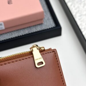 【AT3443】MIU MIU ヴィンテージブラウンのショートウォレット｜エレガントで知的な軽奢質感 小さくて便利