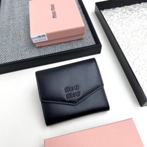 【AT3444】MIU MIUのクラシックな黒い封筒型ショート財布｜エレガントなレトロ感、軽奢派手、ファッション必須アイテム