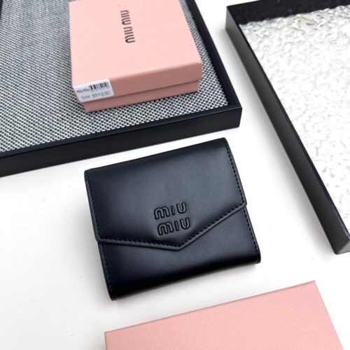 【AT3444】MIU MIUのクラシックな黒い封筒型ショート財布｜エレガントなレトロ感、軽奢派手、ファッション必須アイテム